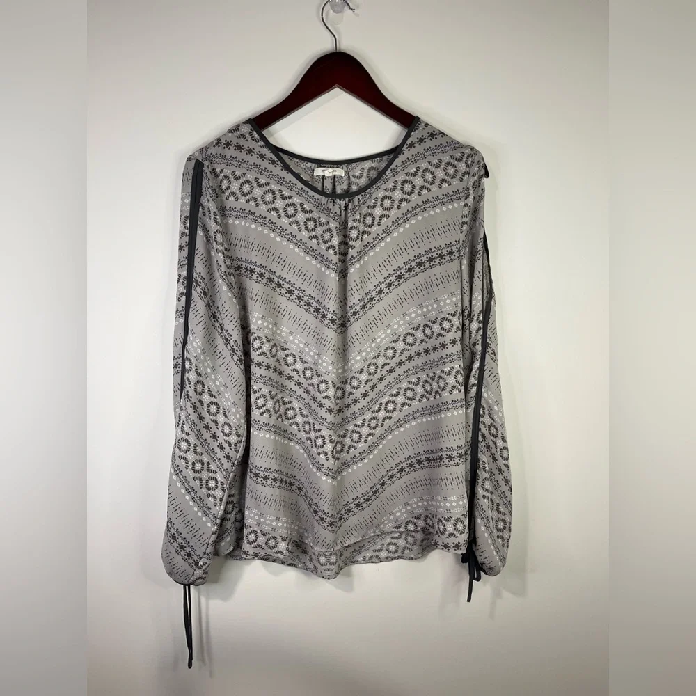 Maurices Light Gray Patterned Long Sleeve open shoulder Blouse - Picture 2 of 11